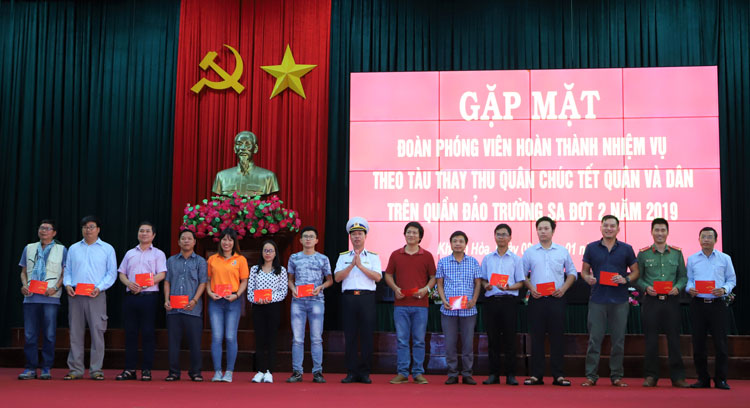 Trao Huy hiệu Chiến sĩ Trường Sa cho các phóng viên, nhà báo và tình nguyện viên