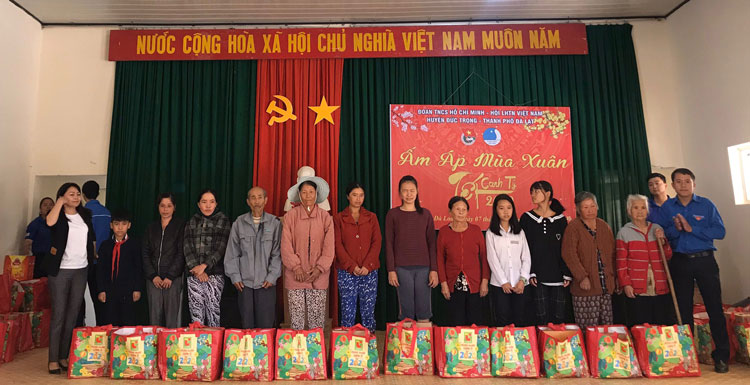 Chương trình "Ấm áp mùa xuân" về xã vùng sâu