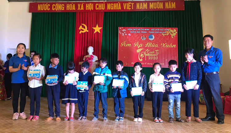 Trao học bổng cho học sinh nghèo vượt khó trên địa bàn