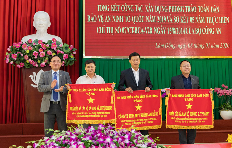 Tặng cờ thi đua cho 3 tập thể xuất sắc. Ảnh: Nghĩa Nguyễn
