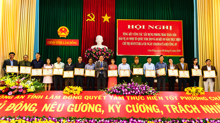 Phó chủ tịch UBND tỉnh tặng bằng khen cho các cá nhân đã có thành tích xuất sắc trong phong trào thi đua toàn dân bảo vệ an ninh Tổ quốc. Ảnh: Nghĩa Nguyễn