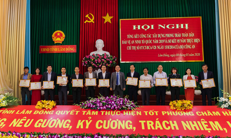 Phó chủ tịch UBND tỉnh tặng bằng khen cho tập thể đã có thành tích xuất sắc trong phong trào thi đua toàn dân bảo vệ an ninh Tổ quốc. Ảnh: Nghĩa Nguyễn