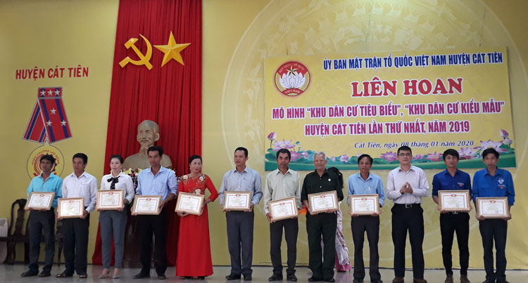 Liên hoan mô hình ''Khu dân cư tiêu biểu'', ''Khu dân cư kiểu mẫu'' huyện Cát Tiên lần thứ nhất