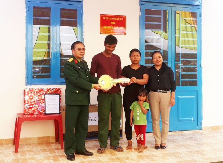 Đoàn Kinh tế Quốc phòng Lâm Đồng trao nhà cho hộ nghèo