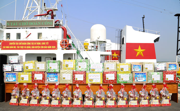 Tết sớm ở Nhà giàn