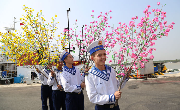 Những cành mai, cành đào đang được đưa lên tàu để đến với cán bộ, chiến sĩ Nhà giàn