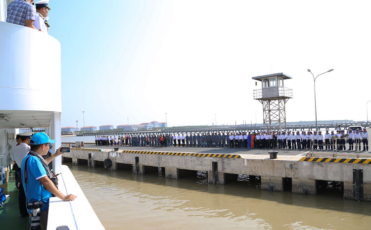 Đoàn công tác Vùng 2 Hải quân cùng với các đại biểu, cơ quan báo, đài Trung ương, địa phương rời cảng bắt đầu hành trình chở quà tết ra thăm, chúc Tết cán bộ, chiến sĩ Nhà giàn DK1
