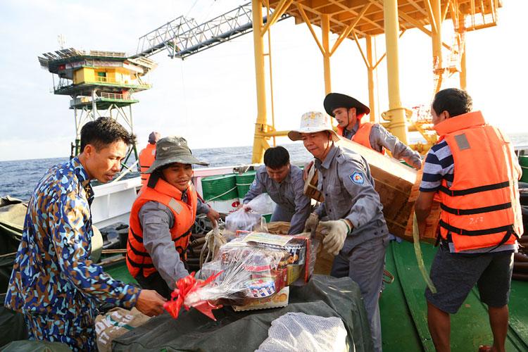 Vượt qua những cơn sóng trên cấp 6 của mùa biển động cuối năm từng thùng quà được cán bộ, chiến sĩ Tàu 263 chuẩn bị đưa lên Nhà giàn