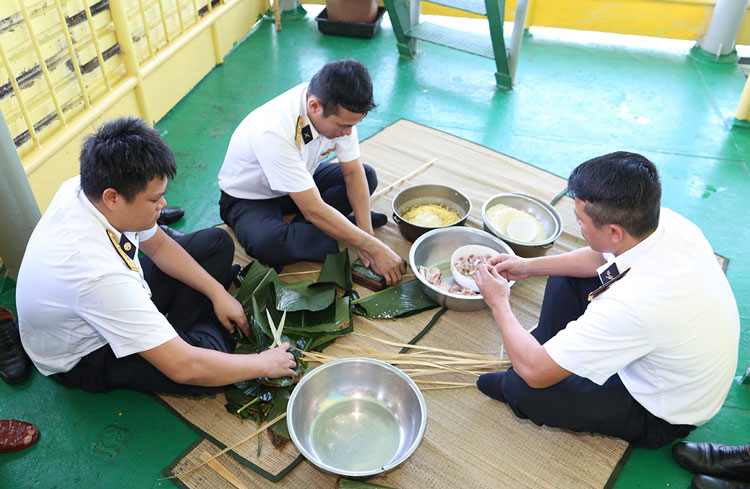 Có gạo nếp, lá dong gửi từ đất liền ra cán bộ, chiến sĩ Nhà giàn DK1/10 tổ chức gói bánh chưng chuẩn bị tết