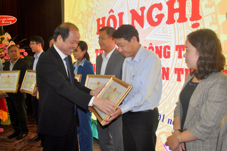 Giám đốc Sở Thông tin và Truyền thông tặng Giấy khen cho các đơn vị có thành tích xuất sắc