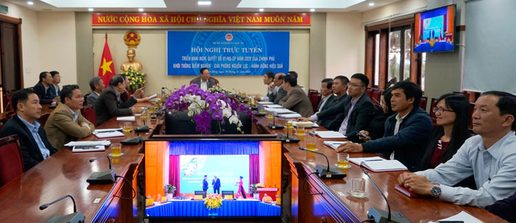 Phó Chủ tịch UBND tỉnh Lâm Đồng Nguyễn Văn Yên và lãnh đạo Sở KHĐT, Đoàn Đại biểu Quốc hội đơn vị tỉnh Lâm Đồng và các sở ngành liên quan tham dự tại điểm cầu Lâm Đồng.