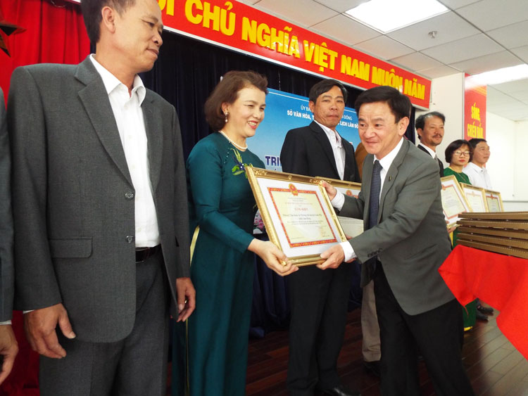 Trao Bằng khen của Bộ Văn hóa Thể thao và Du lịch cho các tập thể cá nhân có đóng góp lớn cho hoạt động của ngành