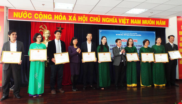 Tặng Bằng khen của UBND tỉnh Lâm Đồng cho các tập thể ,cá nhân xuất sắc