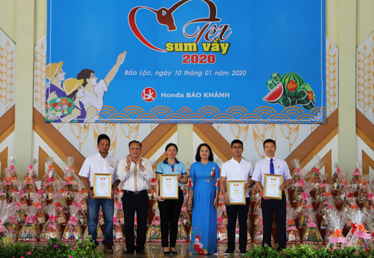 Ông Phan Văn Cương – Phó Chủ tịch UBND TP Bảo Lộc và bà Nguyễn Thị Tư – Chủ tịch LĐLĐ TP Bảo Lộc trao Giấy chứng nhận tri ân các nhà tài trợ của Chương trình “Tết sum vầy 2020. Ảnh: K.P