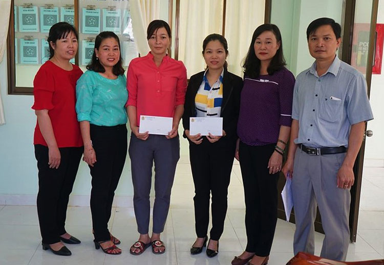 LĐLĐ huyện Đạ Tẻh tặng quà “Tết sum vầy” cho đoàn viên xã Đạ Lây. Ảnh: Đ.A