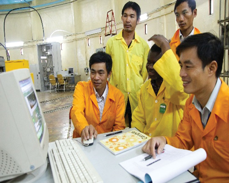 PGS.TS. Nguyễn Xuân Hải (bên trái) và các nghiên cứu sinh làm thí nghiệm