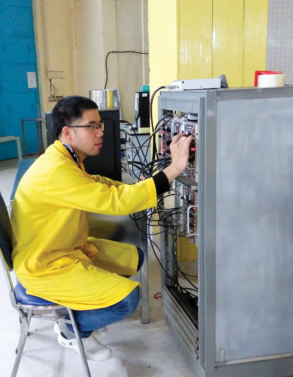 TS. Nguyễn Ngọc Anh hiệu chuẩn thiết bị