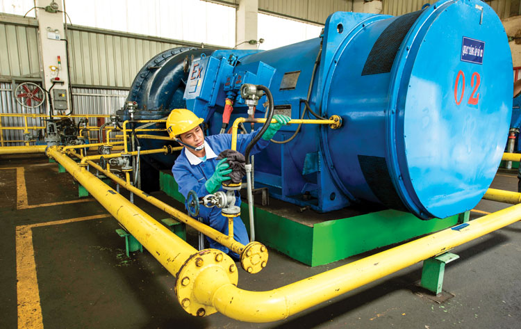 Công nhân kỹ thuật làm việc tại Nhà máy alumin. Ảnh: LDA