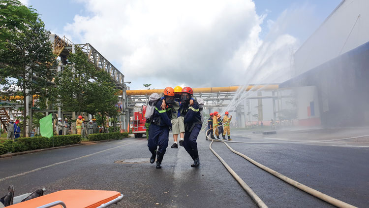 Công tác đảm bảo an toàn vệ sinh lao động, phòng cháy chữa cháy luôn được công ty chú trọng. Trong ảnh: Diễn tập phòng cháy chữa cháy và cứu hộ tại Nhà máy alumin. Ảnh: Đông Anh