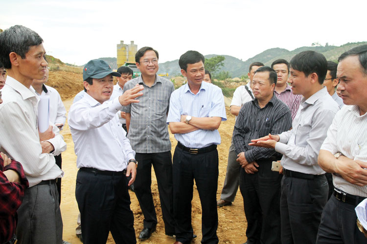 Chủ tịch UBND tỉnh Đoàn Văn Việt kiểm tra tiến độ thi công công trình hồ Đạ Lây (huyện Đạ Tẻh). Ảnh: H.Sang