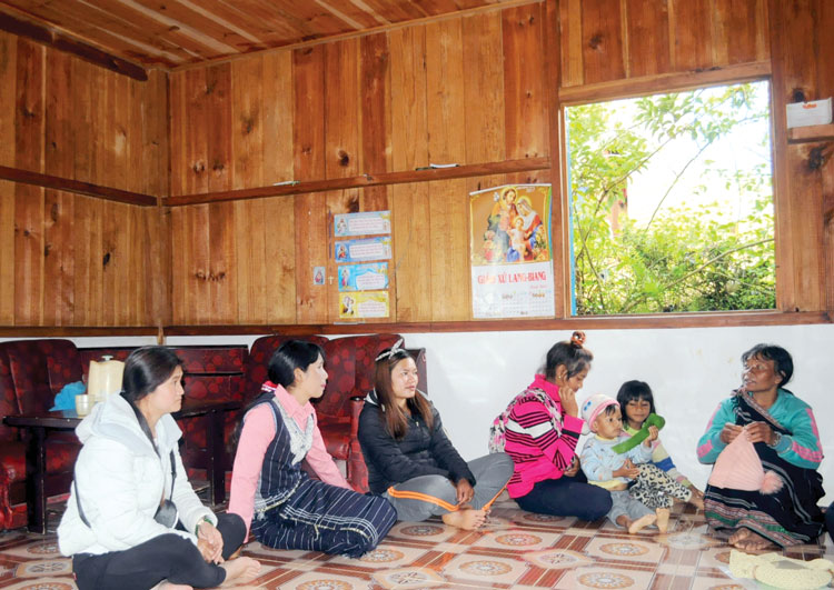 Bước chân không mỏi của chị Ka Pớt đến từng nhà để tuyên truyền, vận động người dân xây dựng đời sống mới