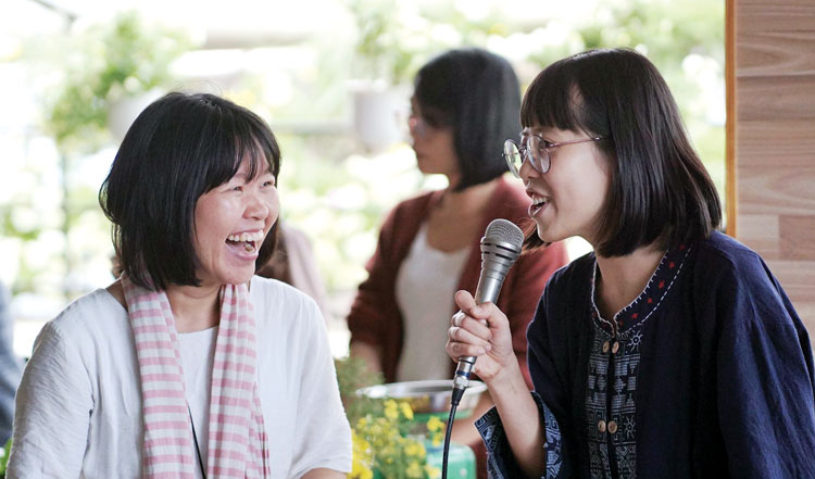 Nam Phương (bên phải) chia sẻ kiến thức và trải nghiệm của mình với mọi người