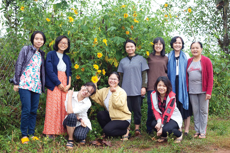Trong chuyến nghỉ dưỡng Tìm về đất mẹ, Nam Phương (đứng thứ ba bên phải sang) đóng vai trò là “cầu nối” để mọi người cùng tìm về với thiên nhiên