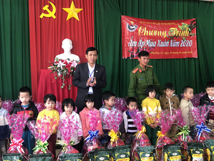 Trao quà tết cho 120 học sinh nghèo vượt khó