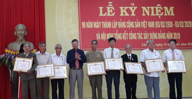 Cát Tiên: Trao Huy hiệu Đảng đợt 3/2 cho 13 đảng viên