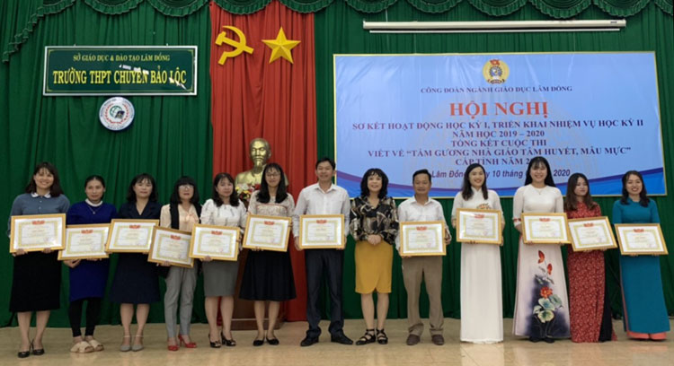 Trao giải cho 34 bài viết xuất sắc về "Tấm gương nhà giáo tâm huyết, mẫu mực"
