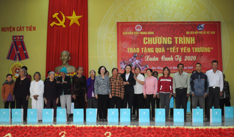 Trưởng Ban Dân vận Trung ương trao quà Tết tại 3 huyện phía Nam