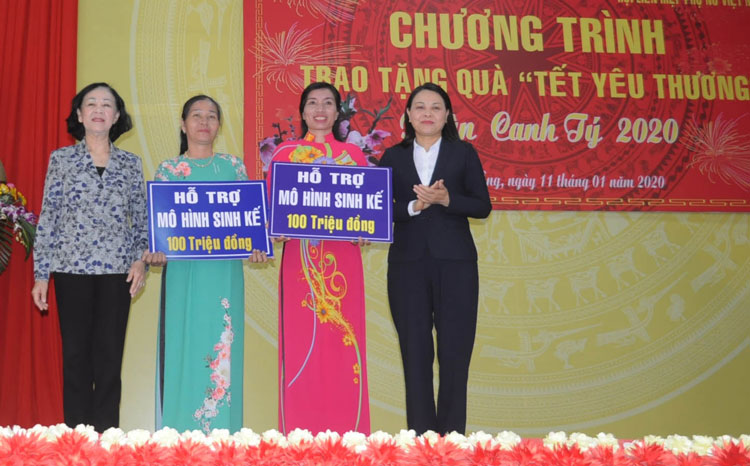 Đồng chí Trương Thị Mai – Trưởng Ban Dân vận Trung ương và đồng chí Nguyễn Thị Thu Hà – Chủ tịch Hội LHPH Việt Nam trao tiền hỗ trợ Mô hình sinh kế cho đại diện tổ hợp tác tại Cát Tiên