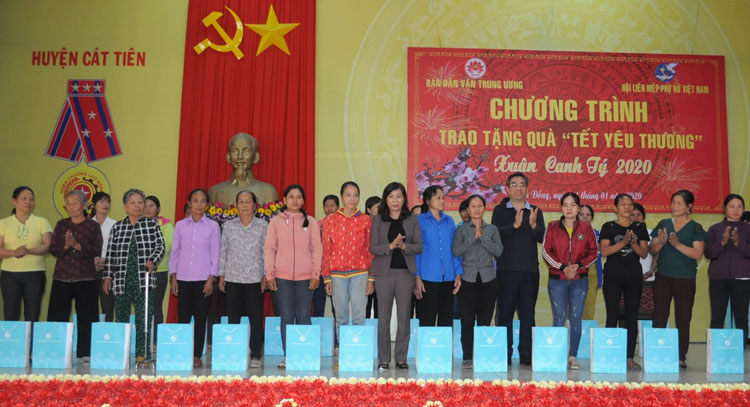 Đồng chí Nguyễn Phước Lộc – Phó Trưởng Ban Dân vận Trung ương và đồng chí Nguyễn Thị Lệ - Ủy viên Ban Thường vụ, Trưởng Ban Dân vận Tỉnh ủy Lâm Đồng trao quà cho gia đình chính sách và hộ nghèo