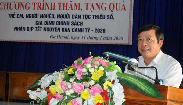 Đồng chí Đoàn Văn Việt - Phó Bí thư Tỉnh ủy, Chủ tịch UBND tỉnh, Trưởng đoàn Đại biểu Quốc hội đơn vị Lâm Đồng phát biểu cảm ơn lãnh đạo Đảng, Nhà nước các cơ quan Trung ương, các đơn vị doanh nghiệp, nhà tài trợ đã hỗ trợ Tết cho người dân Lâm Đồng