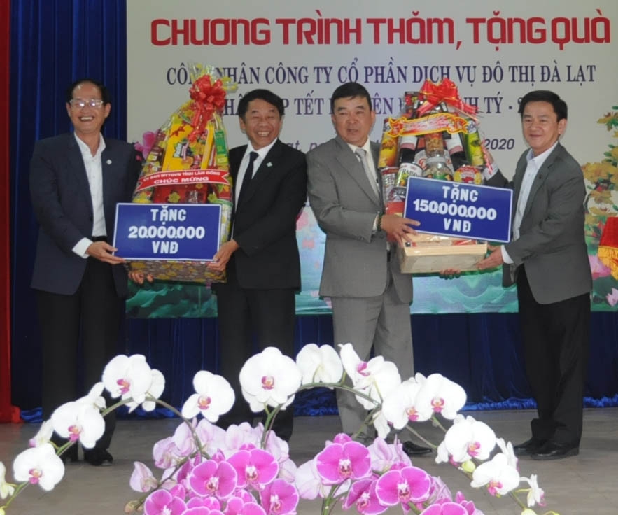 Trao quà và tiền cho đại diện Công ty Cổ phần Dịch vụ Đô thị Đà Lạt