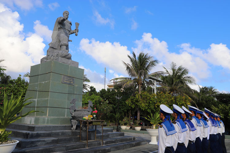 Chiến sĩ đảo Nam Yết kính cẩn thắp hương tưởng nhớ Hưng Đạo Đại vương Trần Quốc Tuấn
