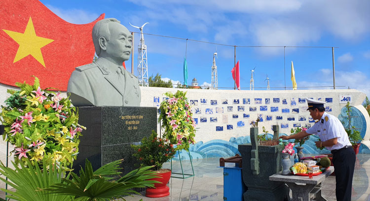 Cán bộ, chiến sĩ đảo Sơn Ca thành kính thắp hương tưởng nhớ Đại tướng Võ Nguyên Giáp