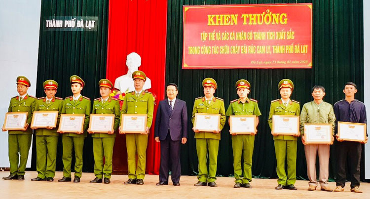 Khen thưởng tập thể, cá nhân có thành tích trong chữa cháy tại bãi rác Cam Ly