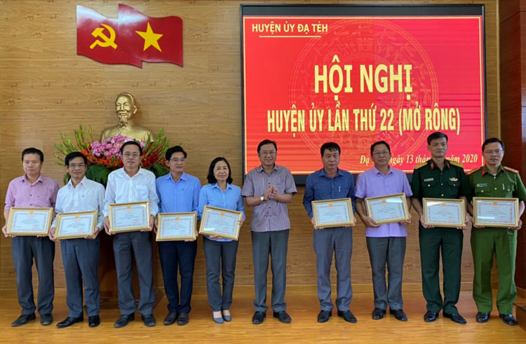 Huyện ủy Đạ Tẻh khen thưởng 9 tập thể, 4 cá nhân hoàn thành xuất sắc nhiệm vụ