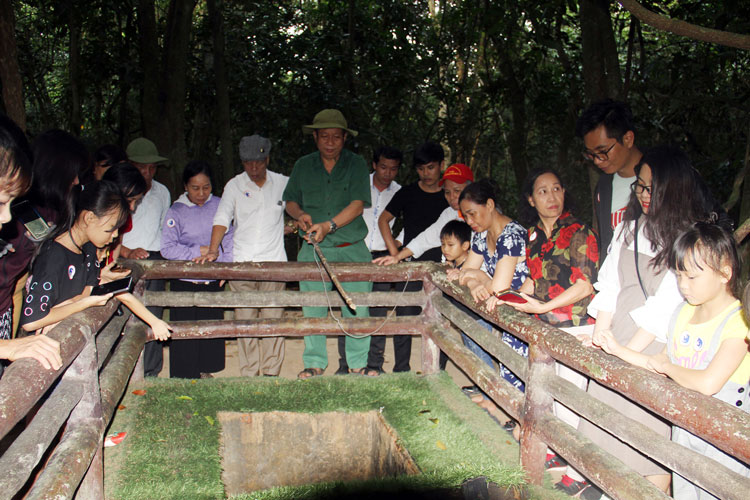 Hầm chông đánh giặc tại căn cứ Củ Chi
