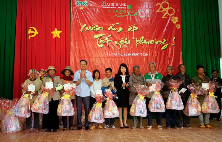 Trao quà ''Xuân ấm áp - Tết yêu thương'' tại xã Đưng K'Nớ