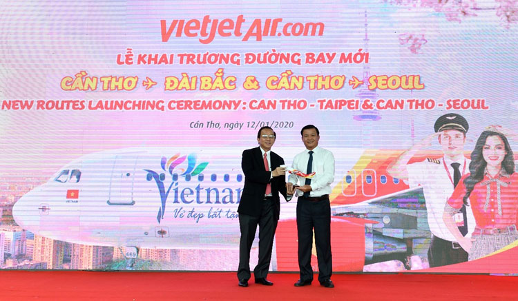 Giám đốc Điều hành Vietjet Lưu Đức Khánh và Phó Tổng giám đốc Vietjet Đỗ Xuân Quang gửi lời cảm ơn tới đại diện lãnh đạo thành phố Cần Thơ đã tạo điều kiện tối đa để hãng phát triển mạng bay tại vùng Đồng bằng sông Cửu Long