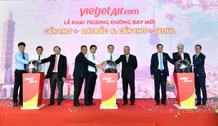 Chủ tịch Ủy ban Trung ương Mặt trận Tổ quốc Việt Nam Trần Thanh Mẫn (giữa), Chủ tịch UBND thành phố Cần Thơ Lê Quang Mạnh (thứ 5 từ trái sang), Giám đốc Điều hành Vietjet Lưu Đức Khánh (thứ 4 từ trái sang), Phó Tổng giám đốc Vietjet Đỗ Xuân Quang (thứ 3 từ trái sang) cùng các lãnh đạo thực hiện nghi thức khai trương 2 đường bay quốc tế mới
