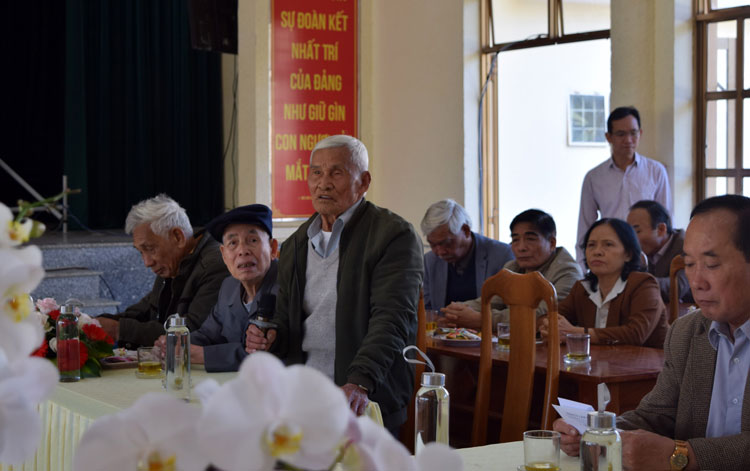 Đại diện lãnh đạo huyện qua các thời kỳ phát biểu tại buổi gặp mặt