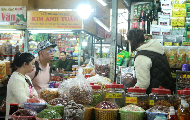 Giáp tết, chợ truyền thống vẫn thưa người