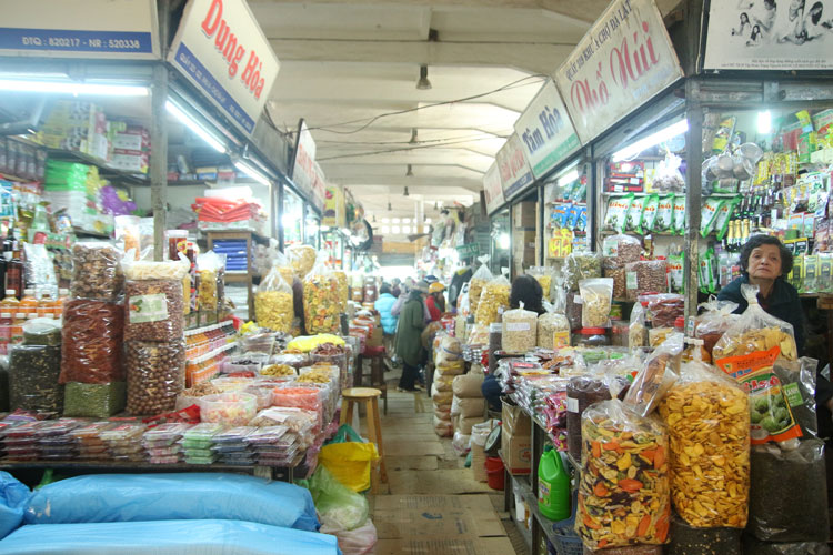 Nhiều quầy, sạp bánh, mứt thưa bóng người