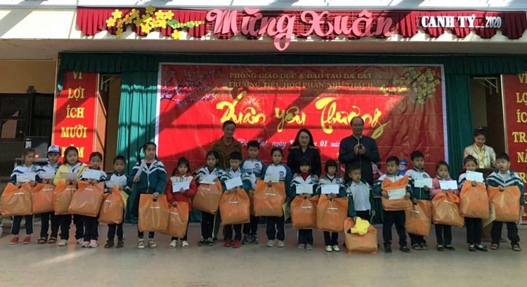 &quot;Xuân yêu thương&quot; cho học sinh nghèo, khó khăn