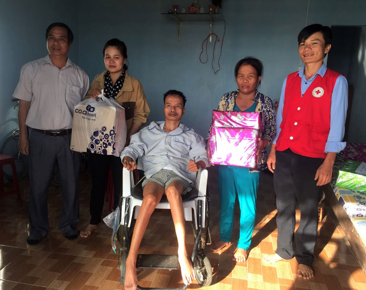 Hội Chữ thập đỏ huyện Đạ Tẻh và các tổ chức từ thiện trao quà tết cho học sinh nghèo và người nghèo