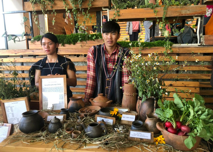 Gốm mộc Chu Ru tham gia phiên chợ Nông sản hữu cơ để đến gần hơn với mọi người. (Ảnh: Nhân vật cung cấp)