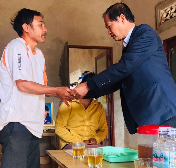 Kịp thời hỗ trợ, động viên gia đình hộ nghèo có 2 con bị đuối nước